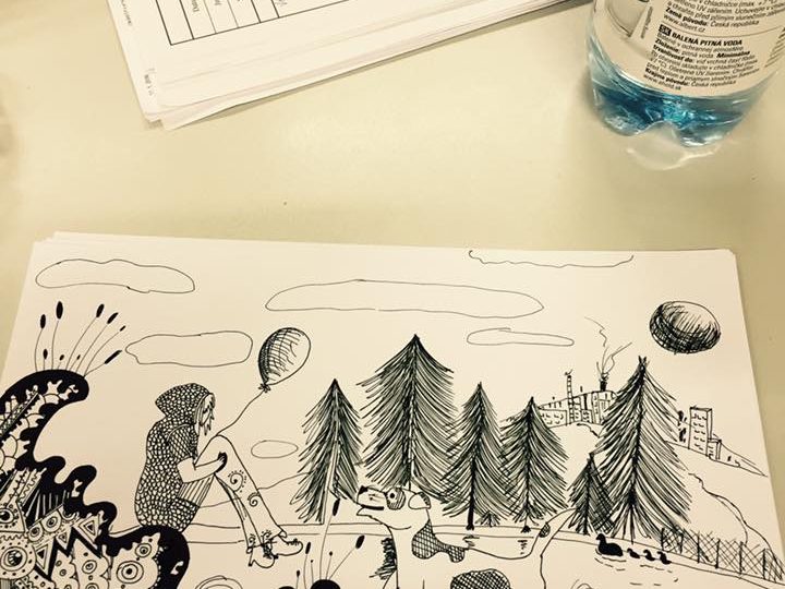 Černobílá kresba na papíře - holka s kapucí sedí s balonkem na hoře u jezera, před ní stojí malý veselý bílý pes s fleky. V pozadí je les a slunce.
