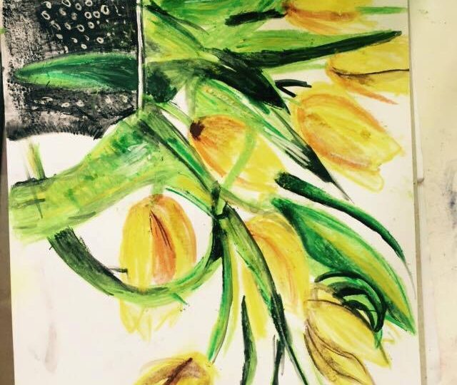 Malba suchým pastelem - žluté tulipány v černé váze, na které se leskne duha.