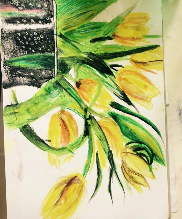 Malba suchým pastelem - žluté tulipány v černé váze, na které se leskne duha.