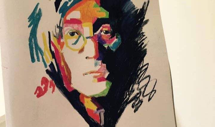 Na obrázku je barevný portrét Johna Lennona.