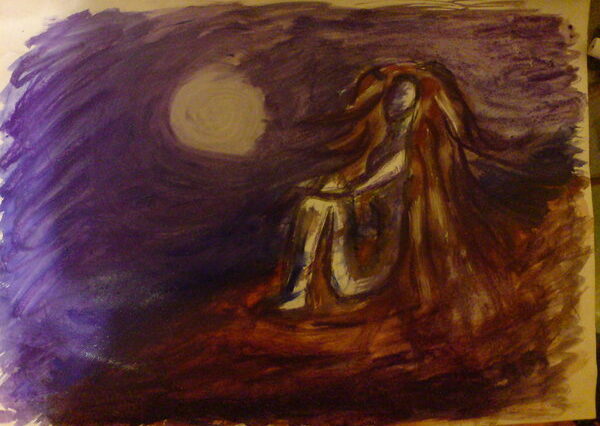 V noci sedící samotná figura s dlouhými vlasy, na pozadí svítí velký bílý měsíc.