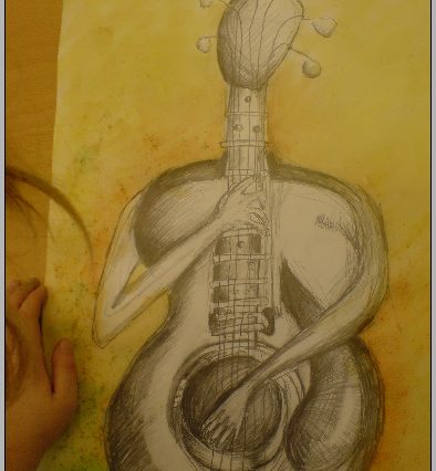 Akvarelová malba s tužkou, na žlutozeleném pozadí stojí černobílá kytara, která na sebe sama hraje - má ruce, které vyrůstají z těla kytary.
