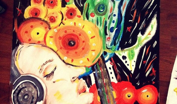 Akrylová malba na plátně - vepředu vidíme z profilu dívku se sluchátky a dlouhými hnědými vlasy, za ní je krk kytary a spoustu žlutočervených kruhů a modrobílozelených pruhů.
