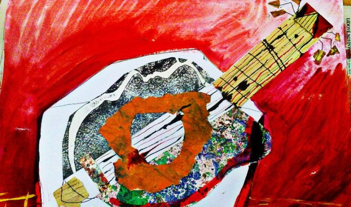 Kubistická koláž kytary na červeném pozadí z mačkaného papíru.