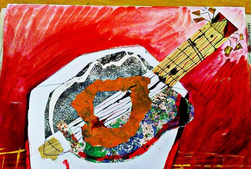 Kubistická koláž kytary na červeném pozadí z mačkaného papíru.
