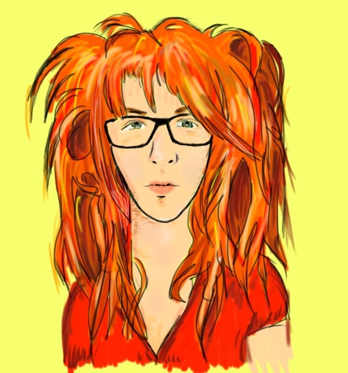 Portrét Zrzavé holky - má dlouhý obličej, červené triko, tlusté černé brýle a spoustu rozcuchaných, zrzavých vlasů.