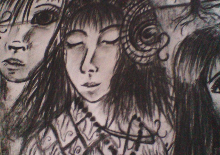 Malba uhlem - uprostřed je dívka se zavřenýma očima a dlouhými černými vlasy ve středověkém oblečení, vedle ní vidíme části dvou dalších obličejů.