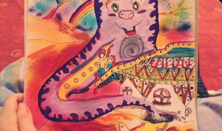 Malba veliké přátelské fialové chobotnice pod mořem s malým domečkem.