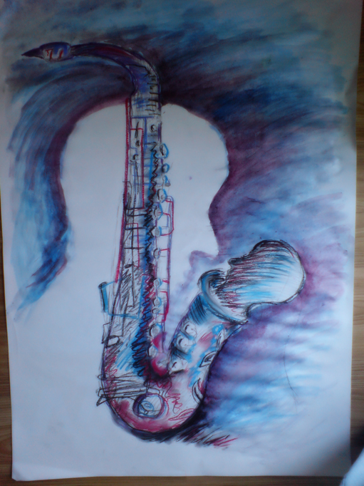 Kresba na velkém papíře - modrofialová - v pozadí se objevuje silueta hlavy, přes ni je namalován veliký saxofon, z kterého vykukuje druhá hlava, kouká se na siluetu v pozadí.