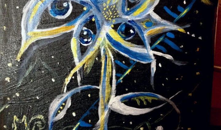 Malba s černým pozadím, na kterém je bílou, modrou a žlutou namalována velká květina, její okvětní plátky se skládají z očí.