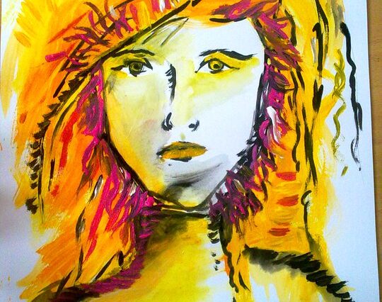 Moderní lehký portrét ve žlutočernobílých barvách. Na obrázku je žena, která má ostřejší rysy a spoustu oranžových vlasů.