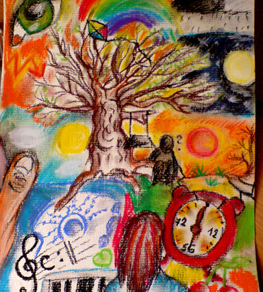 Komplexní kresba suchým pastelem, na které je zobrazeno mnoho různých předmětů v naivním, dětském stylu. Najdeme zde ruku, budík, strom, klávesy, oko, vyobrazení měsíce.
