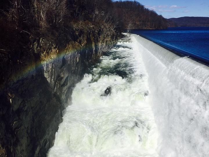 Na fotce je velký vodopád v přehradě v Ossiningu, NY.