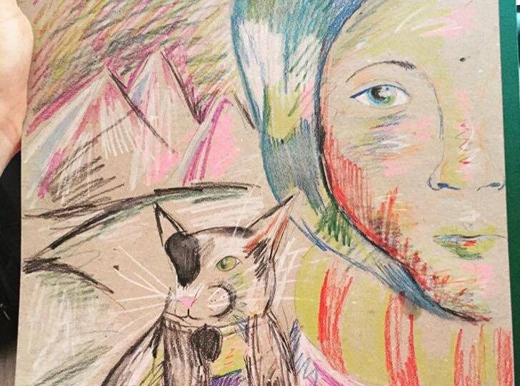 Na obrázku vidíme poloviční portrét paní a kočky, kterou má na rameni. Jdou spolu zimní krajinou. Je to namalováno akvarelovými pastelkami.