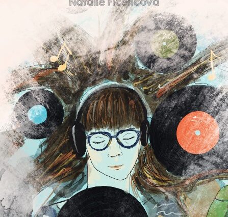 zrzava holka lezi obklopena vinylovymi deskami.